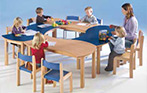 Tische, Hocker und Stühle http://mwn-online.de/wordpress/wp-content/uploads/2015/06/Kita_2015_Kapitel-02.jpg